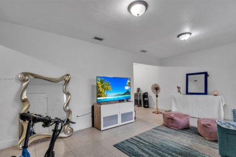 Immobilier commercial à vendre à Miami, Floride: 211.54 m2 № 1345999 - photo 2