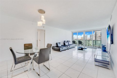 Condo in Sunny Isles Beach, Florida, 2 bedrooms  № 1346000 - photo 15