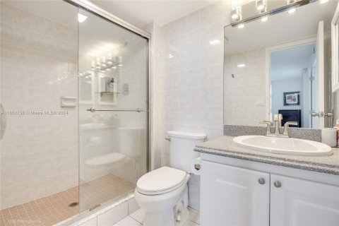 Condo in Sunny Isles Beach, Florida, 2 bedrooms  № 1346000 - photo 13