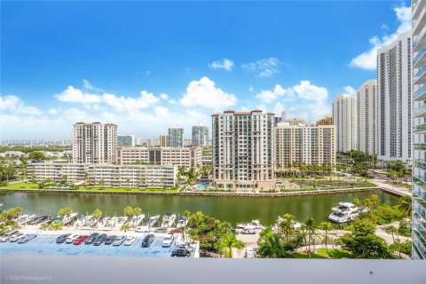 Condo in Sunny Isles Beach, Florida, 2 bedrooms  № 1346000 - photo 1