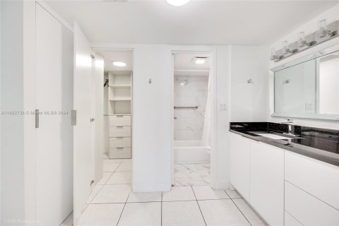 Condo in Sunny Isles Beach, Florida, 2 bedrooms  № 1346000 - photo 4