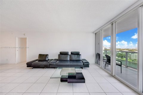 Condo in Sunny Isles Beach, Florida, 2 bedrooms  № 1346000 - photo 18