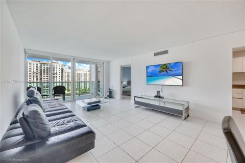 Condo in Sunny Isles Beach, Florida, 2 bedrooms  № 1346000 - photo 17