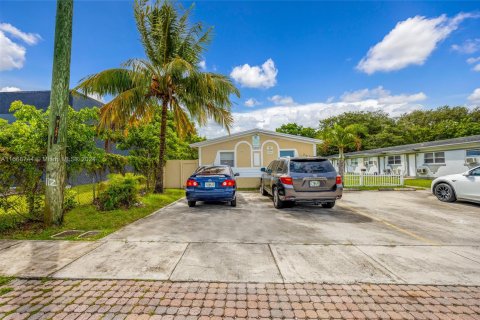 Propiedad comercial en venta en Dania Beach, Florida, 216.65 m2 № 1385639 - foto 3