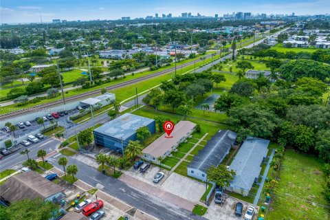 Propiedad comercial en venta en Dania Beach, Florida, 216.65 m2 № 1385639 - foto 9