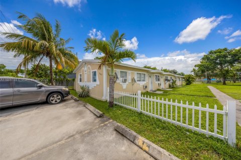 Immobilier commercial à vendre à Dania Beach, Floride: 216.65 m2 № 1385639 - photo 1