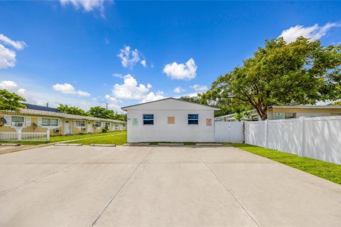 Immobilier commercial à vendre à Dania Beach, Floride: 216.65 m2 № 1385638 - photo 2