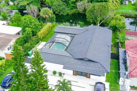 Casa en venta en Miami, Florida, 5 dormitorios, 203.27 m2 № 1388051 - foto 2