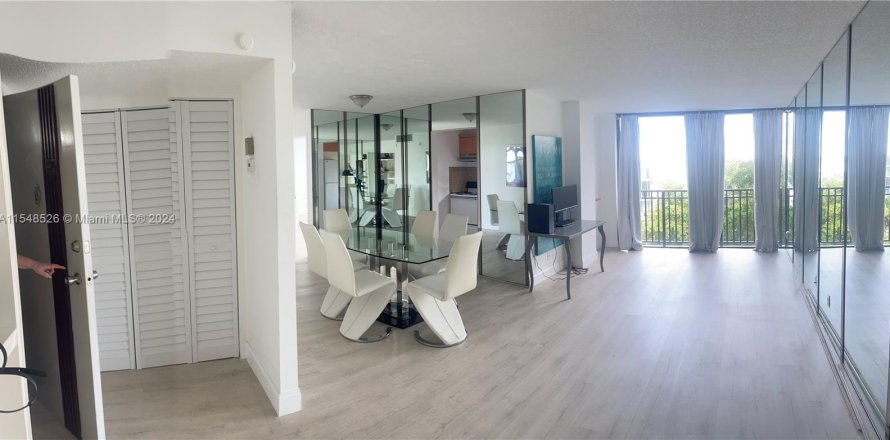 Condominio en Sunny Isles Beach, Florida, 2 dormitorios  № 1058679