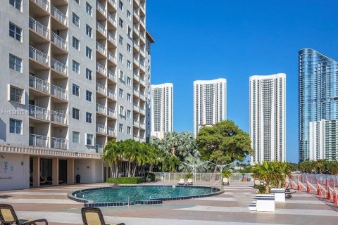 Condominio en venta en Sunny Isles Beach, Florida, 1 dormitorio, 66.89 m2 № 1074452 - foto 8