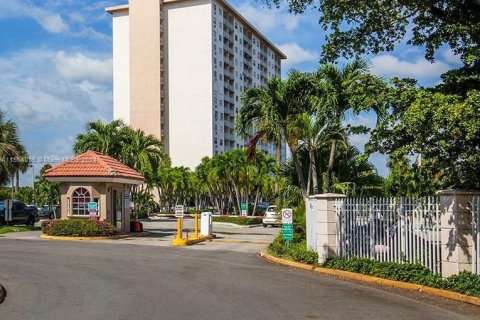 Copropriété à vendre à Sunny Isles Beach, Floride: 1 chambre, 66.89 m2 № 1074452 - photo 13