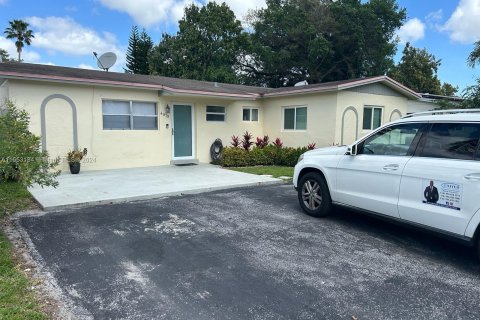 House in Margate, Florida 4 bedrooms № 1074409 - photo 1