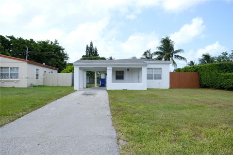 House in North Miami Beach, Florida 3 bedrooms, 98.1 sq.m. № 1074408 - photo 2