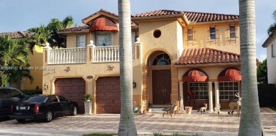 House in Miami, Florida 4 bedrooms, 275.36 sq.m. № 1331734