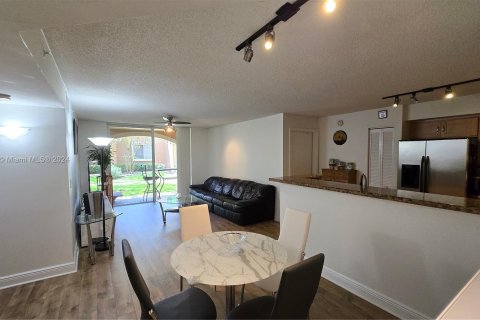 Condo in Coconut Creek, Florida, 2 bedrooms  № 1331903 - photo 2