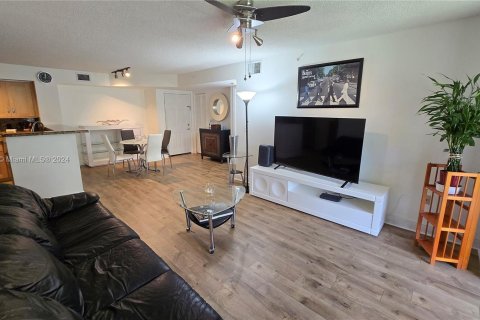 Condo in Coconut Creek, Florida, 2 bedrooms  № 1331903 - photo 7