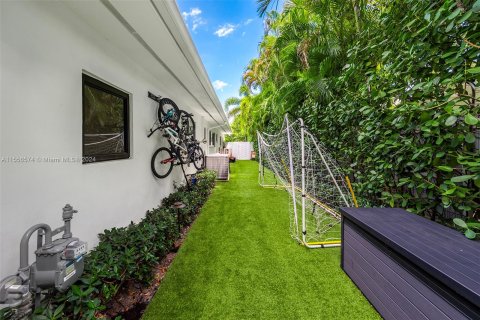 House in North Miami Beach, Florida 4 bedrooms, 242.38 sq.m. № 1240590 - photo 17