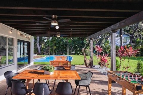 Villa ou maison à vendre à Biscayne Park, Floride: 4 chambres, 183.95 m2 № 1075168 - photo 1