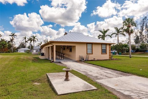 House in Punta Gorda, Florida 3 bedrooms, 68.38 sq.m. № 1420571 - photo 2