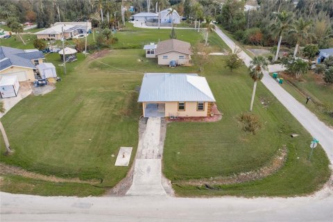 House in Punta Gorda, Florida 3 bedrooms, 68.38 sq.m. № 1420571 - photo 1