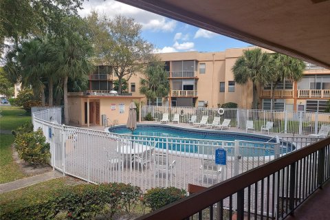 Condo in Tamarac, Florida, 2 bedrooms  № 1031638 - photo 2