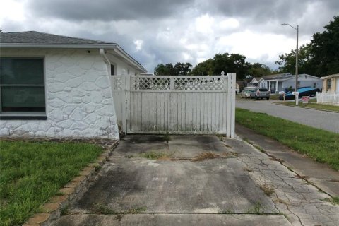 House in New Port Richey, Florida 2 bedrooms, 131.46 sq.m. № 1338188 - photo 2