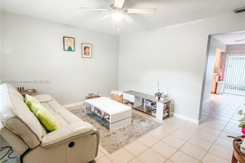 Townhouse in South Miami, Florida 2 bedrooms, 93.55 sq.m. № 1050938 - photo 2