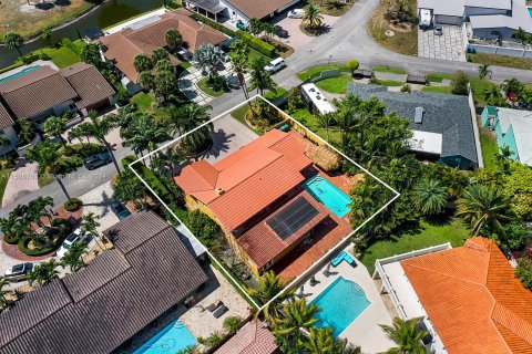 Casa en venta en Hialeah, Florida, 5 dormitorios № 1385560 - foto 10