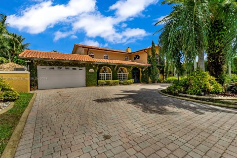 Casa en venta en Hialeah, Florida, 5 dormitorios № 1385560 - foto 2