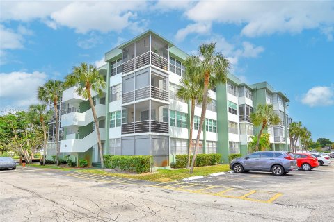 Condo in Hollywood, Florida, 2 bedrooms  № 1385561 - photo 1