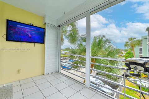 Condo in Hollywood, Florida, 2 bedrooms  № 1385561 - photo 25