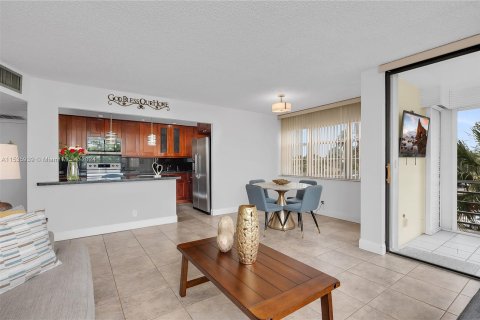 Condo in Hollywood, Florida, 2 bedrooms  № 1385561 - photo 8