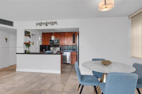 Condo in Hollywood, Florida, 2 bedrooms  № 1385561 - photo 7