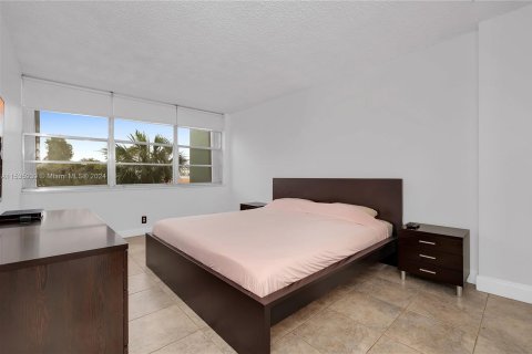 Condo in Hollywood, Florida, 2 bedrooms  № 1385561 - photo 15