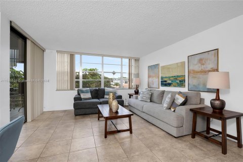 Condo in Hollywood, Florida, 2 bedrooms  № 1385561 - photo 13