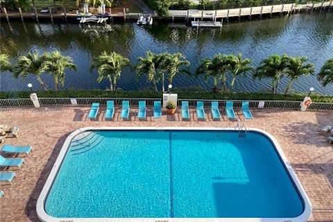 Condo in Hallandale Beach, Florida, 2 bedrooms  № 1385559 - photo 23