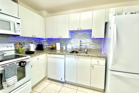 Condo in Hallandale Beach, Florida, 2 bedrooms  № 1385559 - photo 2