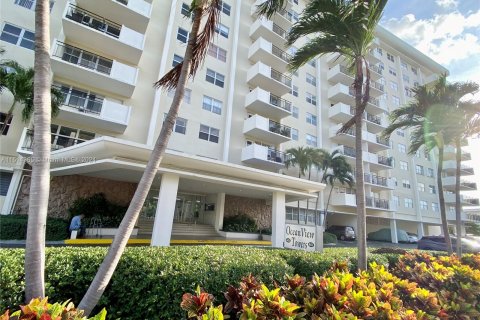 Condo in Hallandale Beach, Florida, 2 bedrooms  № 1385559 - photo 24