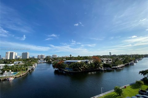 Condo in Hallandale Beach, Florida, 2 bedrooms  № 1385559 - photo 19