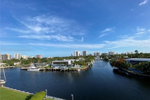 Condo in Hallandale Beach, Florida, 2 bedrooms  № 1385559 - photo 17