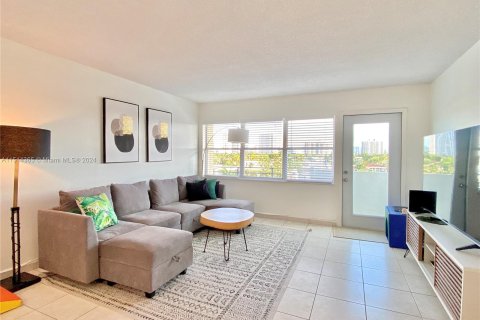 Condo in Hallandale Beach, Florida, 2 bedrooms  № 1385559 - photo 3