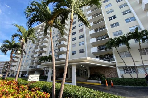 Condo in Hallandale Beach, Florida, 2 bedrooms  № 1385559 - photo 25