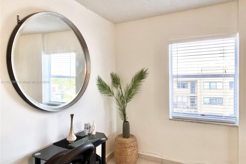 Condo in Hallandale Beach, Florida, 2 bedrooms  № 1385559 - photo 7