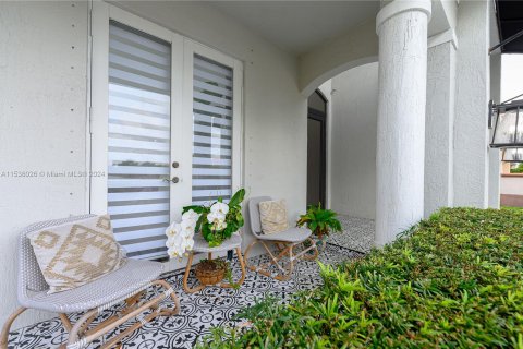 House in Miami, Florida 4 bedrooms, 234.02 sq.m. № 1028894 - photo 2