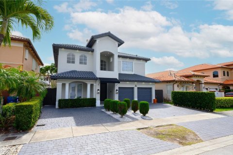 House in Miami, Florida 4 bedrooms, 234.02 sq.m. № 1028894 - photo 5