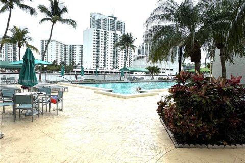 Condominio en venta en Hallandale Beach, Florida, 1 dormitorio, 99.87 m2 № 1076201 - foto 12