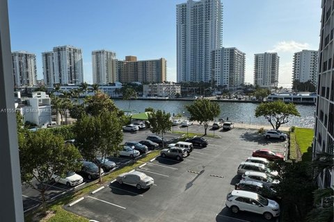 Condo in Hallandale Beach, Florida, 1 bedroom  № 1076201 - photo 16