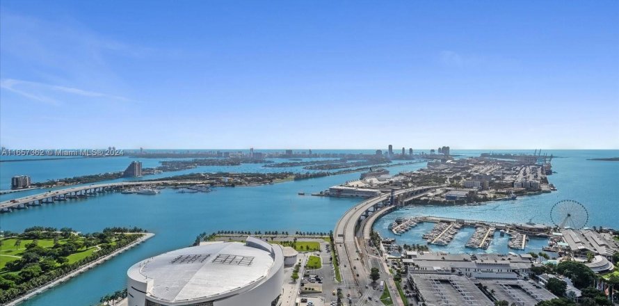 Condo in Miami, Florida, 3 bedrooms  № 1358444