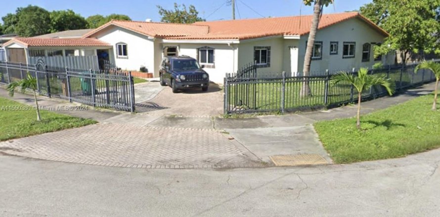 House in Miami, Florida 4 bedrooms, 283.91 sq.m. № 1071786