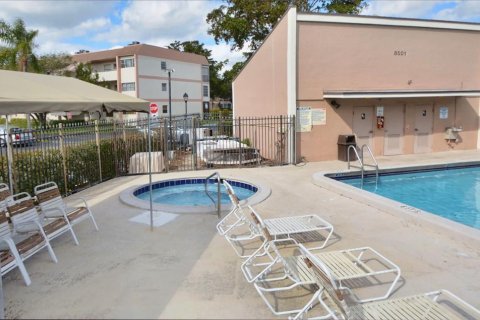 Copropriété à vendre à Tamarac, Floride: 2 chambres, 95.22 m2 № 1047974 - photo 9